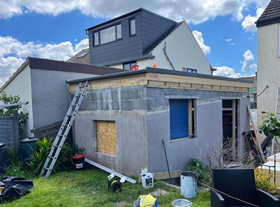 Flat roof on a new house extension build